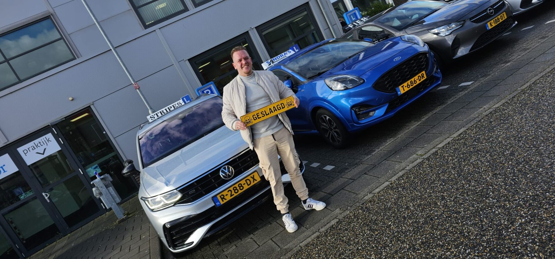 Leerling geslaagd voor het rijexamen naast de automaat lesauto in Rotterdam
