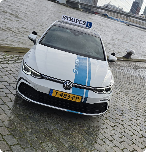 Vooraanzicht van de Volkswagen Golf schakelauto bij de Rotterdamse haven