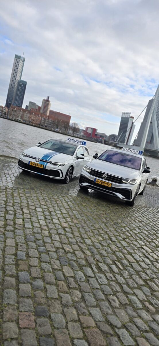 De Volkswagen Golf en Tiguan lesauto's van Rijschool Stripes bij de Maas