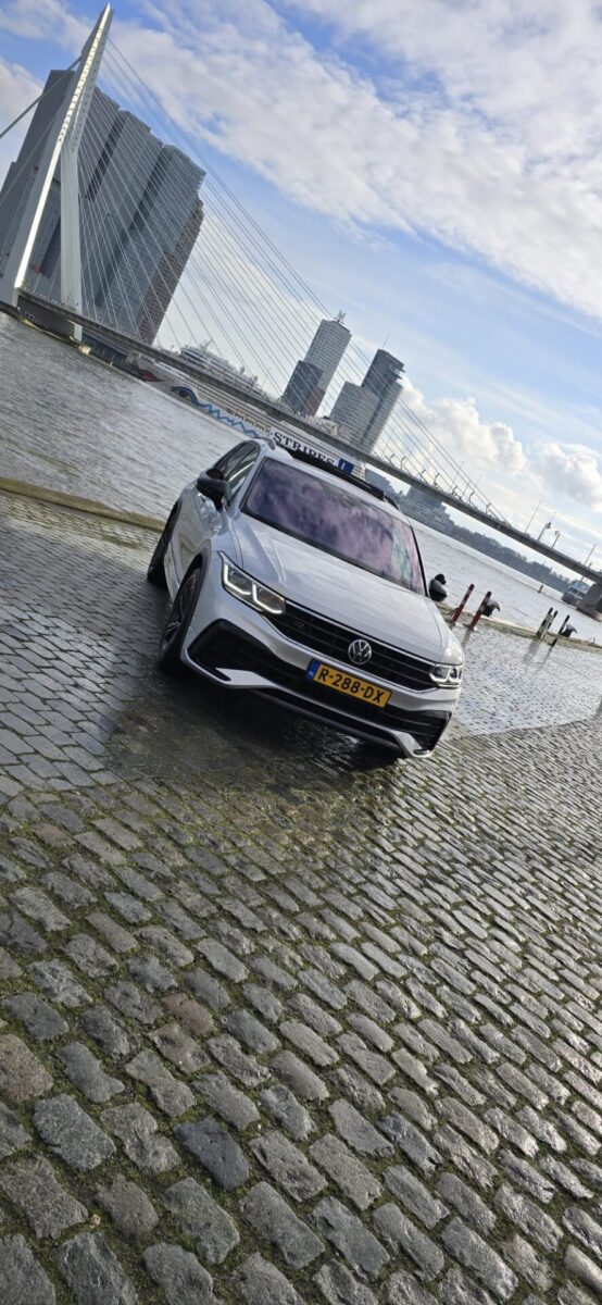De twee Volkswagen lesauto's van Rijschool Stripes naast elkaar